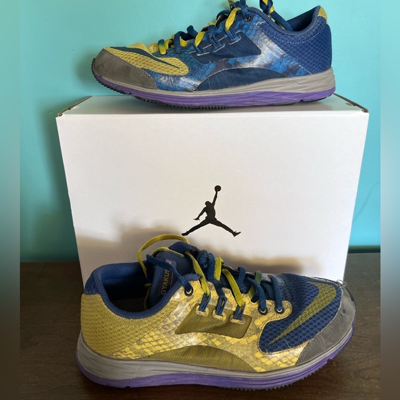 Women’s Nike two tone athletic shoe - Picture 1 of 7